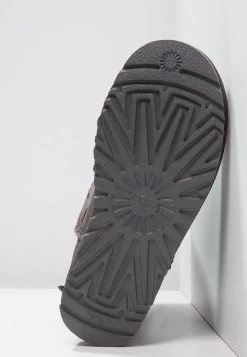Ugg Bailey Bow - Korte Laarzen - Grey 14 Ugg Bailey Bow - Korte Laarzen - Grey -Schoenenwinkel 04e16e88c3674ea1b533a7269ed9fc2f