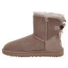 Ugg Mini Bailey Bow - Korte Laarzen - Caramel 1 Ugg Mini Bailey Bow - Korte Laarzen - Caramel -Schoenenwinkel 3e5fb5188f2649b8ab155fc71196e63c