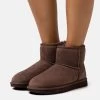 Ugg Classic Mini - Korte Laarzen - Burnt Cedar 2 Ugg Classic Mini - Korte Laarzen - Burnt Cedar -Schoenenwinkel 4349a1a510f444f49be256228a69fb77