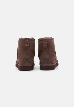 Ugg Classic Mini - Korte Laarzen - Burnt Cedar -Schoenenwinkel 4565b1d41d8540be8b4ba9c495309c96