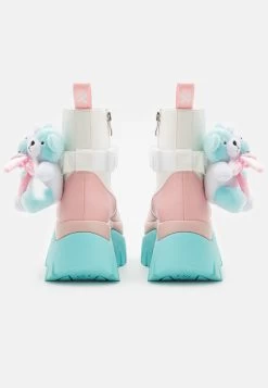 KOI FOOTWEAR Melanie Martinez Sweet Teddy Bear Platform Boots - Korte Laarzen - Blue/Pink/White -Schoenenwinkel 4b80000437fe49128bbe5fd8d98b6074