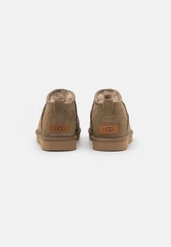Ugg Korte Laarzen - Marrone 14 Ugg Korte Laarzen - Marrone -Schoenenwinkel 55d033a2145a4c5d840dfd15f0ca981f