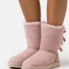 Ugg Bailey Bow - Korte Laarzen - Rose Grey -Schoenenwinkel 5ac465c36bad4c8cb70000f7b0bb3e20
