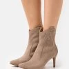 Anna Field Enkellaarsjes Met Hoge Hak - Taupe 1 Anna Field Enkellaarsjes Met Hoge Hak - Taupe -Schoenenwinkel 6a0c670a6ddd4b1a800dc2ddc78681fe