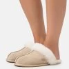 Ugg Scuffette - Pantoffels - Mustard Seed/Natural 2 Ugg Scuffette - Pantoffels - Mustard Seed/Natural -Schoenenwinkel 71744e0028554ac09bd5778e810b9ca8