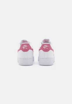 Nike Sportswear W Air Force 1 07 Ess Trnd - Sneakers Laag - White/Desert Berry -Schoenenwinkel 79df3a2a791e423985008baa002cde0c