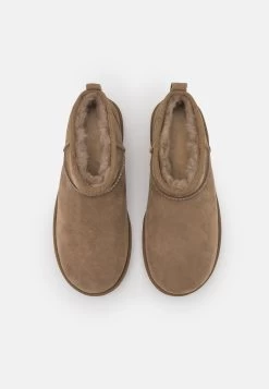 Ugg Korte Laarzen - Marrone 13 Ugg Korte Laarzen - Marrone -Schoenenwinkel 9451e972d49640cc8697301a538f79e4