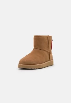 Ugg Classic Mini Logo Zip - Korte Laarzen - Chestnut 10 Ugg Classic Mini Logo Zip - Korte Laarzen - Chestnut -Schoenenwinkel 98e1ec91b2ac4e0d837fdb5762150015