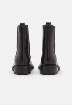 Clarks Tilham Chelsea - Korte Laarzen - Black -Schoenenwinkel 9da2bef0b57c4b82873c70bc0977f37d