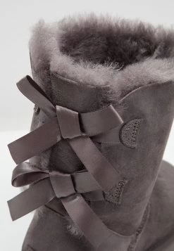 Ugg Bailey Bow - Korte Laarzen - Grey 15 Ugg Bailey Bow - Korte Laarzen - Grey -Schoenenwinkel 9db3d989bbe645c6847acb8223ef4d8d