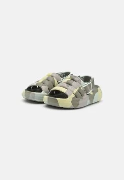 Ugg Sport Yeah Camopop - Sandalen - Moss Green 10 Ugg Sport Yeah Camopop - Sandalen - Moss Green -Schoenenwinkel a62d21f623ed4ff7b760b41976672ff9