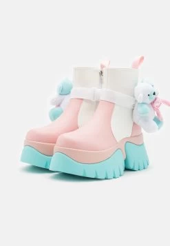 KOI FOOTWEAR Melanie Martinez Sweet Teddy Bear Platform Boots - Korte Laarzen - Blue/Pink/White -Schoenenwinkel c1a669c57b2b40fba289021b1425f5ac