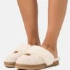 Ugg Cozy - Pantoffels - Cream -Schoenenwinkel e41743c75584437097c2fd706dc19909
