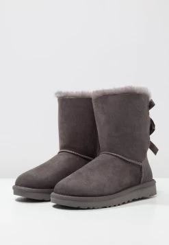 Ugg Bailey Bow - Korte Laarzen - Grey 12 Ugg Bailey Bow - Korte Laarzen - Grey -Schoenenwinkel e6f85be4eff5429c9be1d6f252cd591b