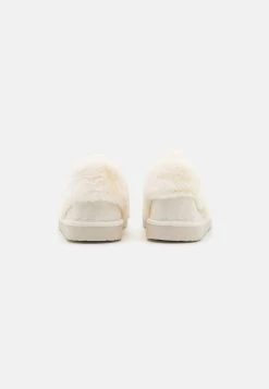 Pier One Pantoffels - White 11 Pier One Pantoffels - White -Schoenenwinkel e95c473c042849e39cad888ba96babb2