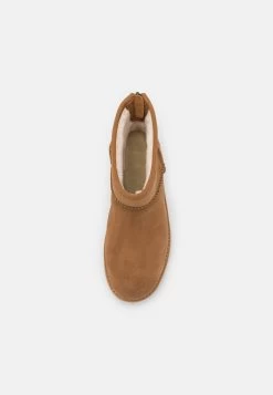 Ugg Classic Mini Logo Zip - Korte Laarzen - Chestnut 13 Ugg Classic Mini Logo Zip - Korte Laarzen - Chestnut -Schoenenwinkel f92e16fb60bc4ddfa7ea61b712375f9d
